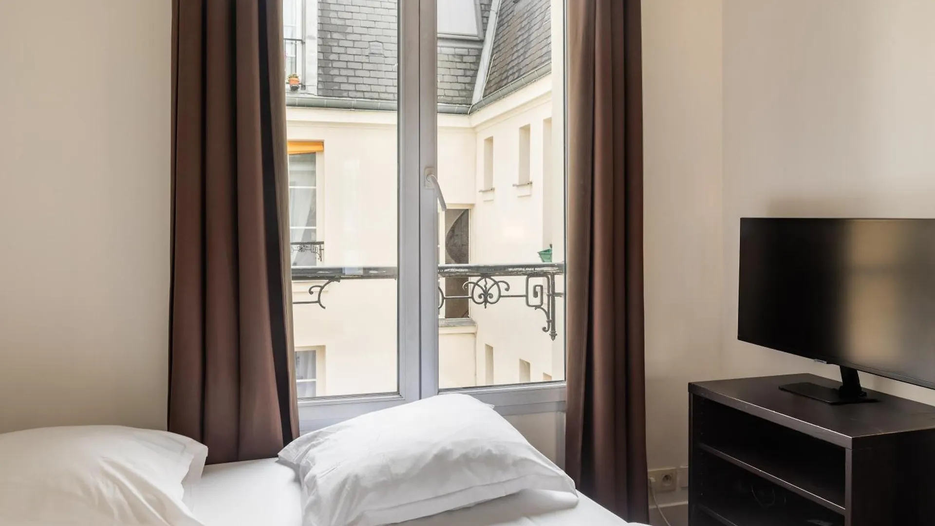 Apartment Pied-a-terre Near Bastille & Voltaire 11th Paris